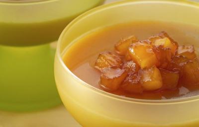Fotografia em tons de amarelo em uma mesa com uma toalha amarela, potinhos de acrílico amarelo com a sobremesa feita com abacaxi, canela e calda de abacaxi caramelizado. Fotografia em tons de amarelo em uma mesa com uma toalha amarela, potinhos de acrílico amarelo com a sobremesa feita com abacaxi, canela e calda de abacaxi caramelizado.