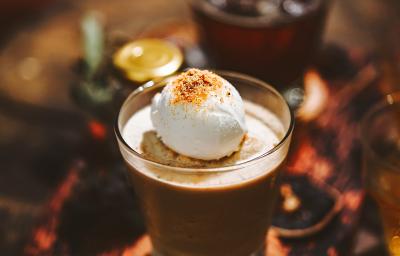 fotografia em tons de marrom e branco tirada de uma xicara transparente, com café e uma bola de sorvete de creme por cima. fotografia em tons de marrom e branco tirada de uma xicara transparente, com café e uma bola de sorvete de creme por cima.