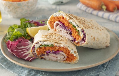 imagem mostra wrap colorido com patê de ricota e Fiber Mais® Sem Sabor, recheado com cenoura, repolho roxo, peito de peru e tomate.