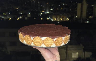 imagem mostra uma torta com a camada da base marrom, a do meio caramelo e a de cima chocolate