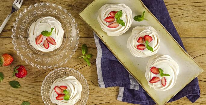 pavlova-iogurte-grego-morango-receitas-nestle