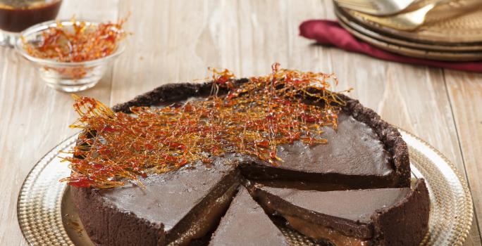 Bolo de chocolate com café na massa e ganache de caramelo