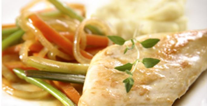 Em um prato quadrado e branco contém um pedaço de frango servido com cenoura, cebola e salsão.