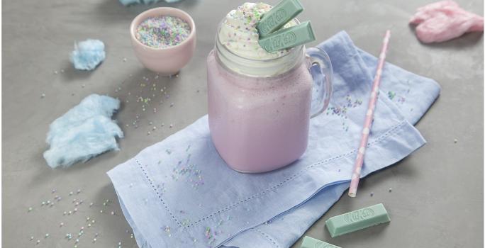 milkshake-com-kitkat-cotton-candy-Receitas-NESTLÉ