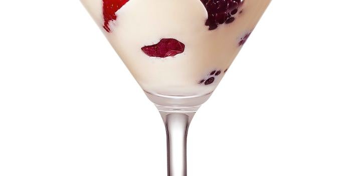 foto tirada de uma taça transparente com Marshmallow e pedaços de morango, amora e framboesa