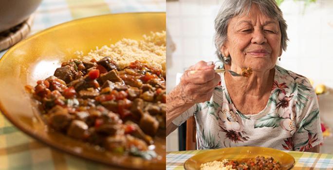 Foto dividida ao meio com a receita de Sarapatel do lado esquerdo e a imagem de uma senhora comendo uma garfada, de olhos fechados e com uma expressão de quem está apreciando o alimento