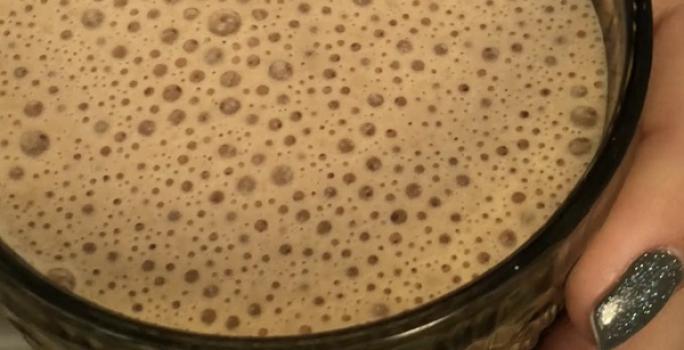 Foto da receita de shake fit da vovó servida em uma taça de vidro