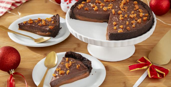 Fotografia de uma torta de chocolate com caramelo salgado é representada em três camadas táteis. A base é de massa de biscoito de chocolate, seguida por uma camada de caramelo e, por fim, uma camada de chocolate.