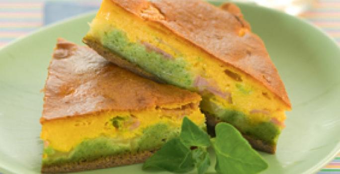 fotografia em tons de amarelo e verde tirada de dois pedaços de torta nas cores citadas, dentro de um prato redondo verde