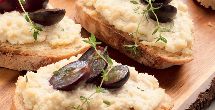 bruschetta-queijo-uva-assada-mel-receitas-nestle