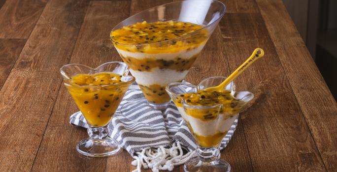 foto da receita de creme de tapioca com compota de frutas amarelas da renata luiza, servida em taças, montada em camadas, sobre uma bancada de madeira