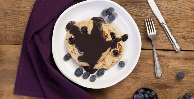 Pancake-integral-de-blueberry-com-calda-nutren-beauty-dark-chocolate