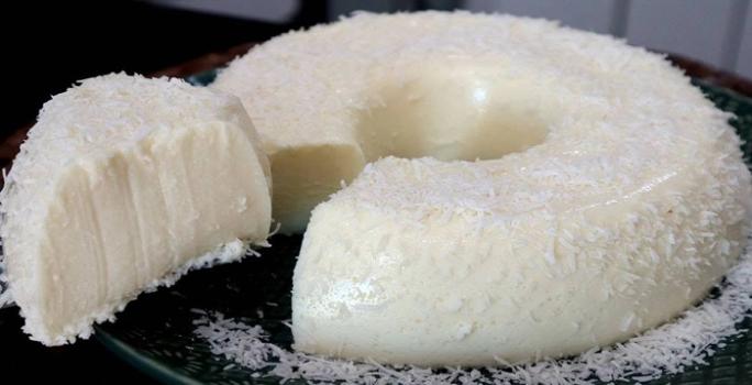 Foto em tons de branco da receita de gelado paulista servida em uma porção grande com uma fatia cortada