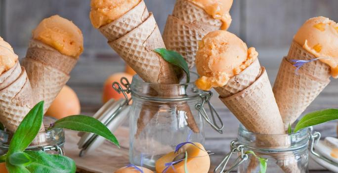foto tirada de diversas casquinhas de sorvete com bolas de sorvete de damasco.