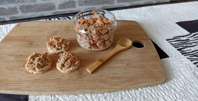 Imagem da receita de Patê de Atum Nutritivo, em um pote, sobre uma tábua e ao lado uma colher de madeira