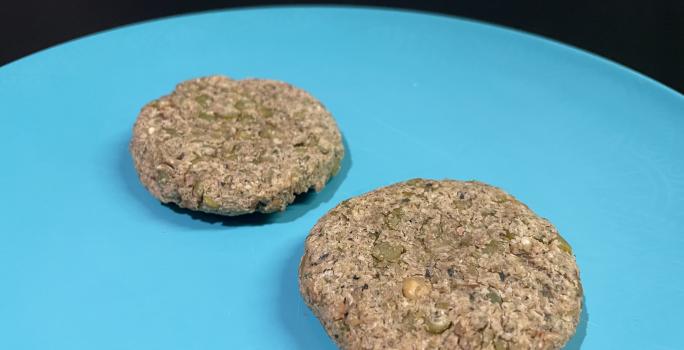 Imagem da receita de Hambúrguer Vegetariano de Ervilha, em um prato azul