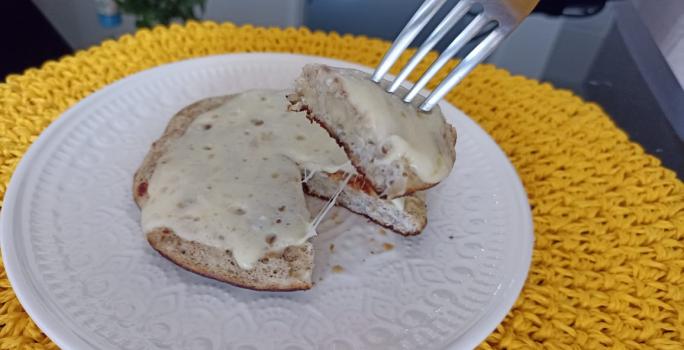 Imagem da receita de Panqueca Proteica de banana com queijo, sobre um prato branco