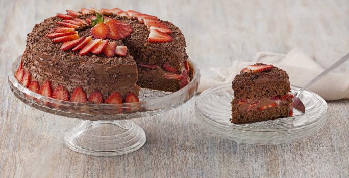 Bolo de aniversário de chocolate e beijinho