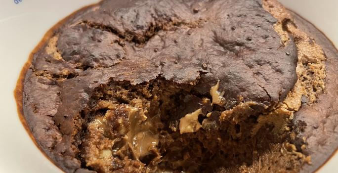 Imagem da receita de Bolinho de Doce de Leite com Aveia em um recipiente branco