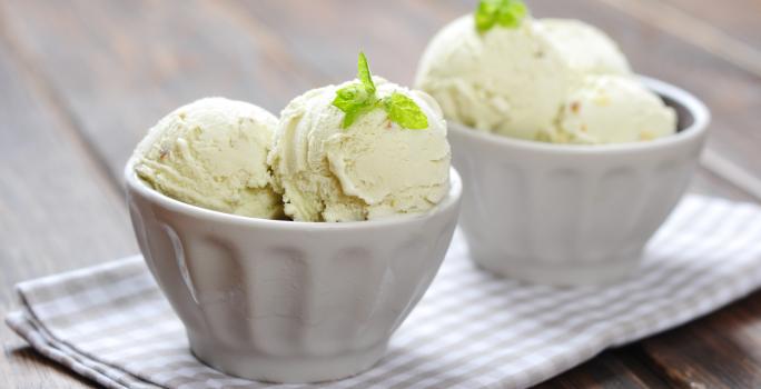 fotografia em tons de branco tirada de duas taças de sorvete brancas e ambas contém bolas de sorvete