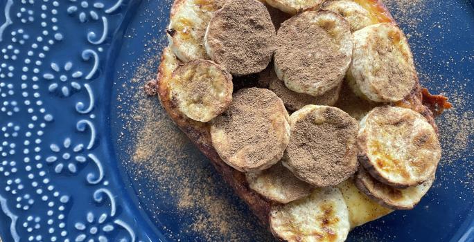 Imagem da receita de Pão de Banana Toast, em um prato azul