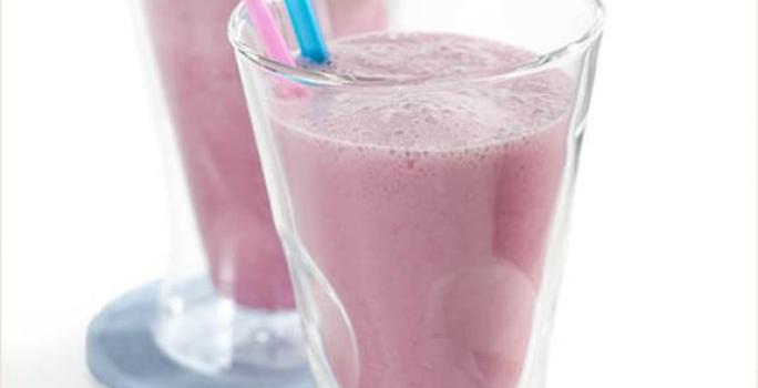 fotografia em tons de branco e rosa tirada de dois copos transparentes e ambos contém a vitamina