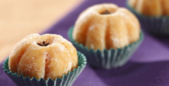 3 docinhos em forminhas azuis por cima de um pano roxo