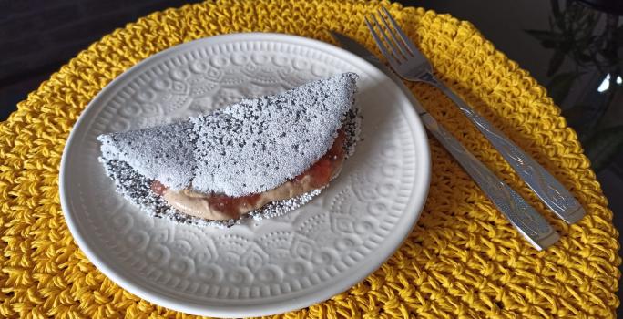 Imagem da receita de Tapioca funcional pré treino, em um prato branco, sobre uma mesa e ao lado os talheres