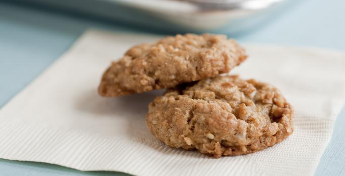 Fotografia de dois cookies assados e dourados sobre um guardanapo