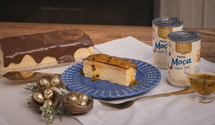 Mousse firme de maracujá com ganache e geleia, ideal para servir em fatias.