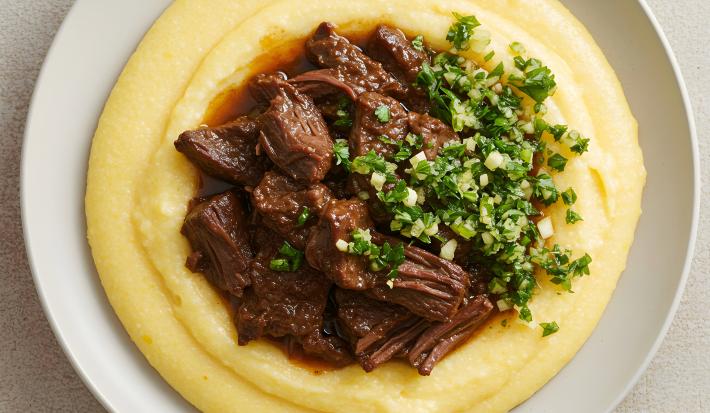 Fotografia mostra uma polenta com ragu de costela vista de cima.