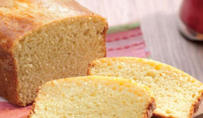 foto tirada de uma pão e duas fatias.