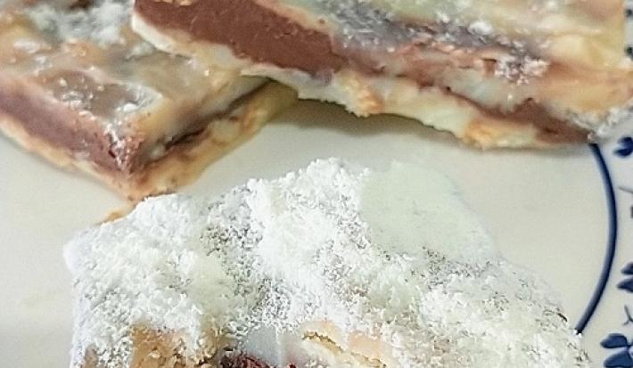 Foto em tons claros da receita de palha italiana da Teresa servida em três porções sobre um prato de porcelana com adornos em azul