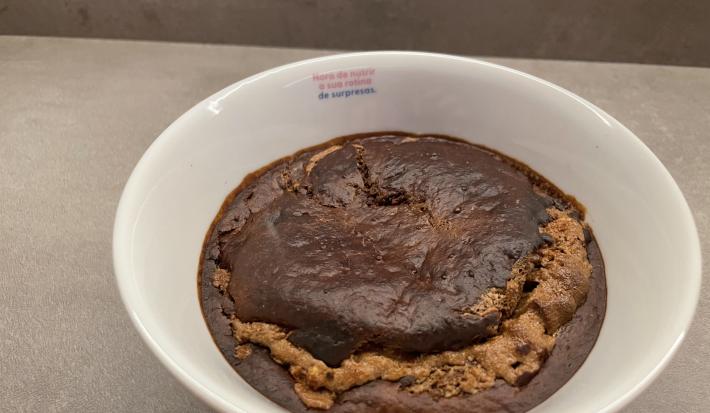 Imagem da receita de Bolo de caneca de café e baunilha sem gluten, em um pote branco