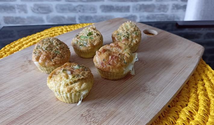 Imagem da receita de Muffin de queijo com brócolis, em uma tábua sobre uma mesa