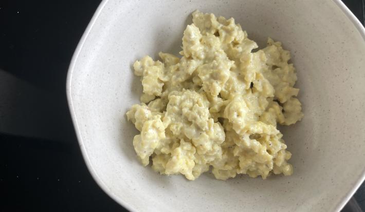 Imagem da receita de Patê de ovos, em um recipiente branco