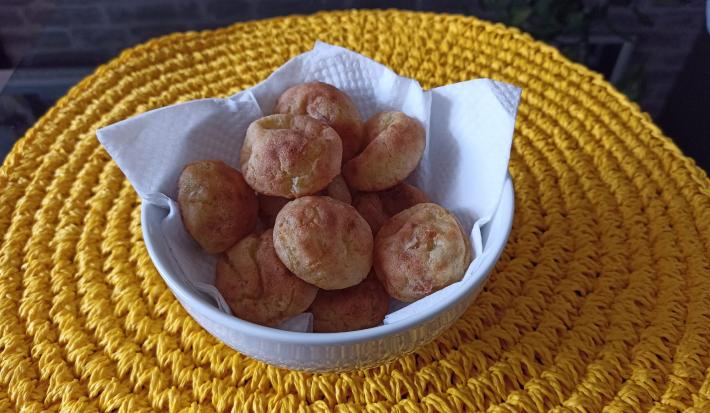 Imagem da receita de Pão Vegetariano de Batata e Tapioca, em um pote branco, sobre uma mesa