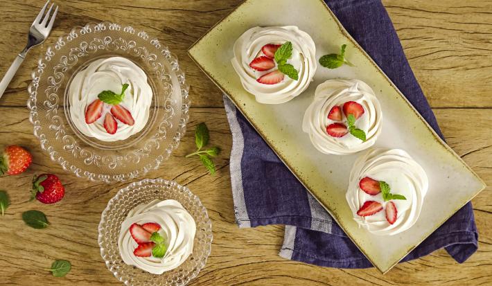 pavlova-iogurte-grego-morango-receitas-nestle