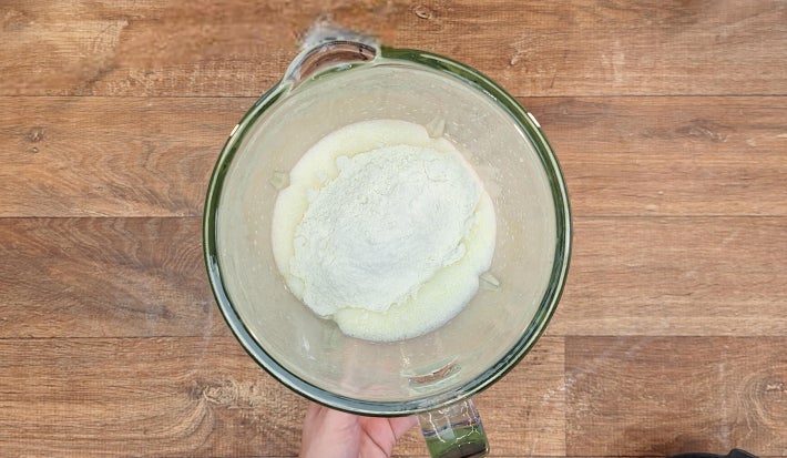 Farinha adicionada a ingredientes batidos no liquidificador.