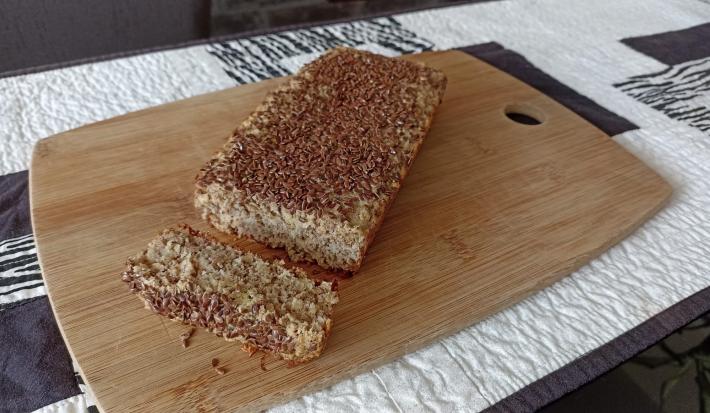 Imagem da receita de Pão de Banana, em uma tábua sobre uma mesa