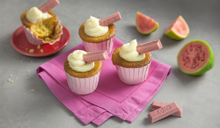 Cupcake-de-Fubá-com-KitKat-Guava-Receitas-NESTLÉ