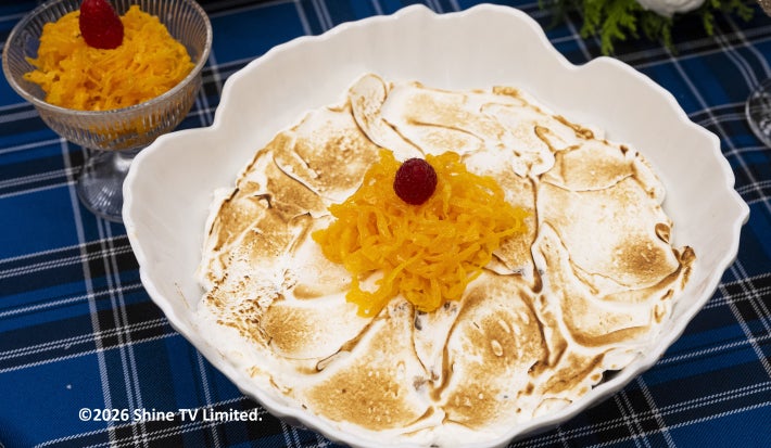 Foto da Receita de Delícia de Abacaxi com Coco e Merengue Suíço servido em uma tigela grande e branca com fios de ovos