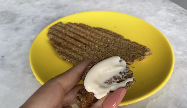 Imagem da receita de Toast de Aveia sem Glúten, em um prato amarelo