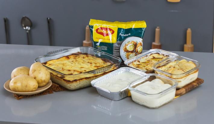 Imagem da receita de batata gratinada, em um recipiente de vidro e alumínio, ao lado de batatas e o produto  Tempero Fondor MAGGI