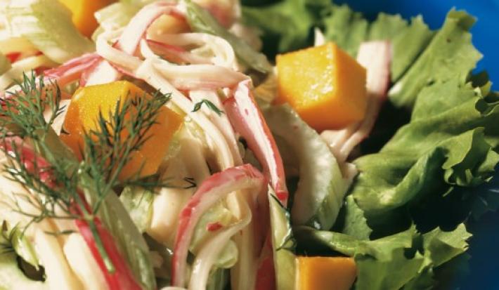 Salada de escarola com salsão, manga e kani kama e molho de iogurte.