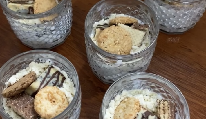 Imagem da receita de Overnight Oats Proteico em copinhos, sobre uma mesa