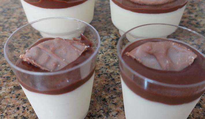 Foto da receita de torta holandesa de potinho servida em 4 porções dispostas em copinhos de plástico sobre uma mesa de mármore