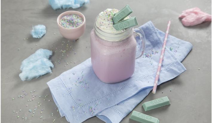 milkshake-com-kitkat-cotton-candy-Receitas-NESTLÉ