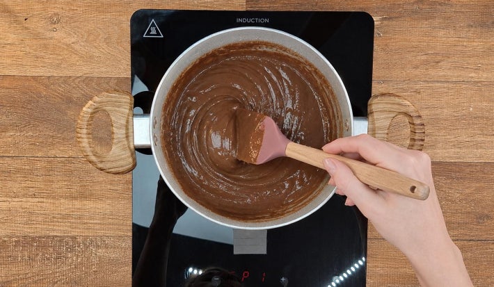 Brigadeiro brilhante sendo mexido dentro de panela