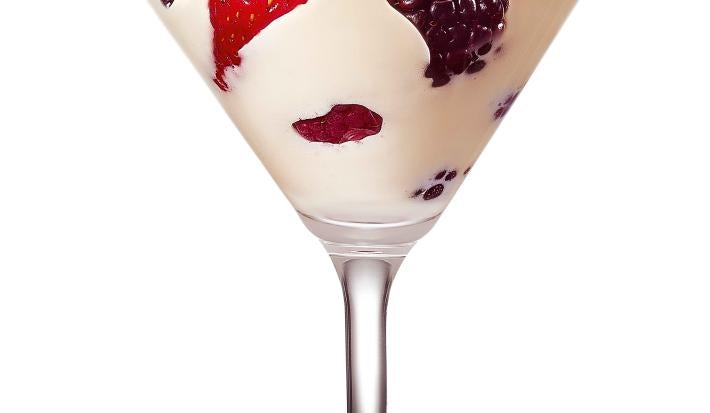 foto tirada de uma taça transparente com Marshmallow e pedaços de morango, amora e framboesa
